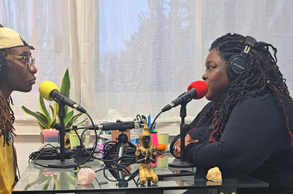 Enregistrement d'un podcast, deux animatrices